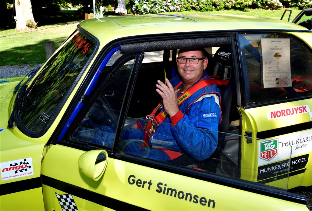 Omkring 1970 var denne bil noget af det ypperste i rallysporten: Gert Simonsen er klar til Munkebjerg Hillclimb i sin BMW 2002ti fra 1971.
(Foto: Intercom, Michael Eisenberg)